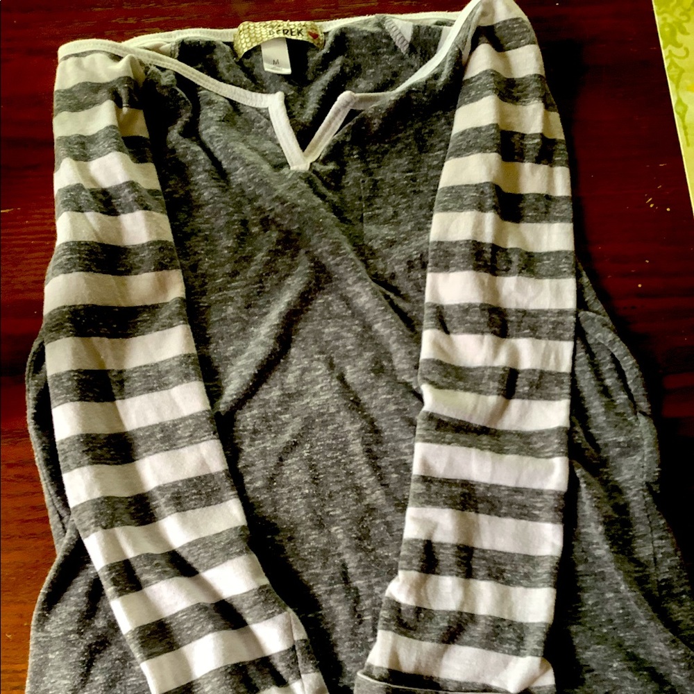 This is a long sleeve shirt gray and white and has gray and white long sleeve.